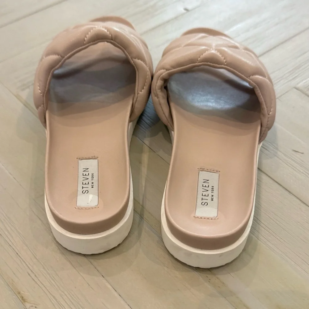 Steve Madden Nude Flip flop Sandal. Size 10